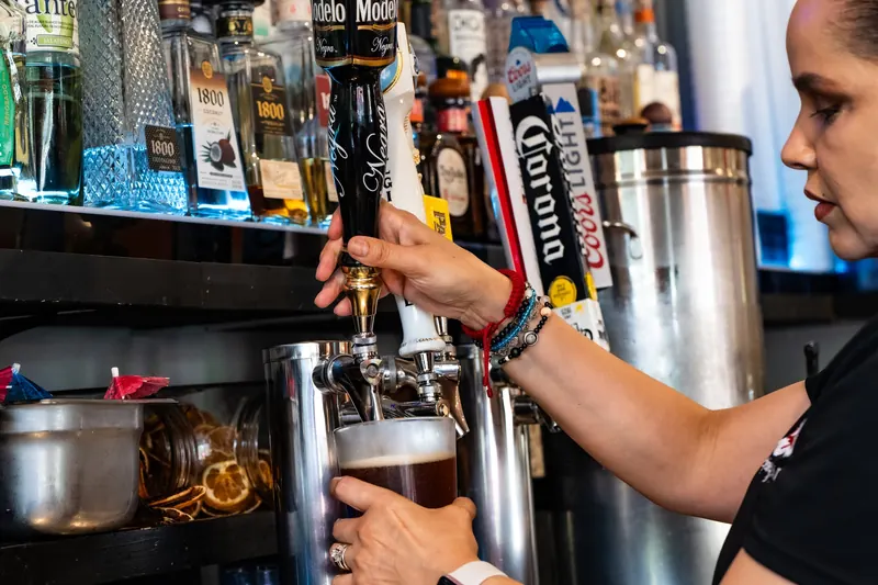 Draft beer pour